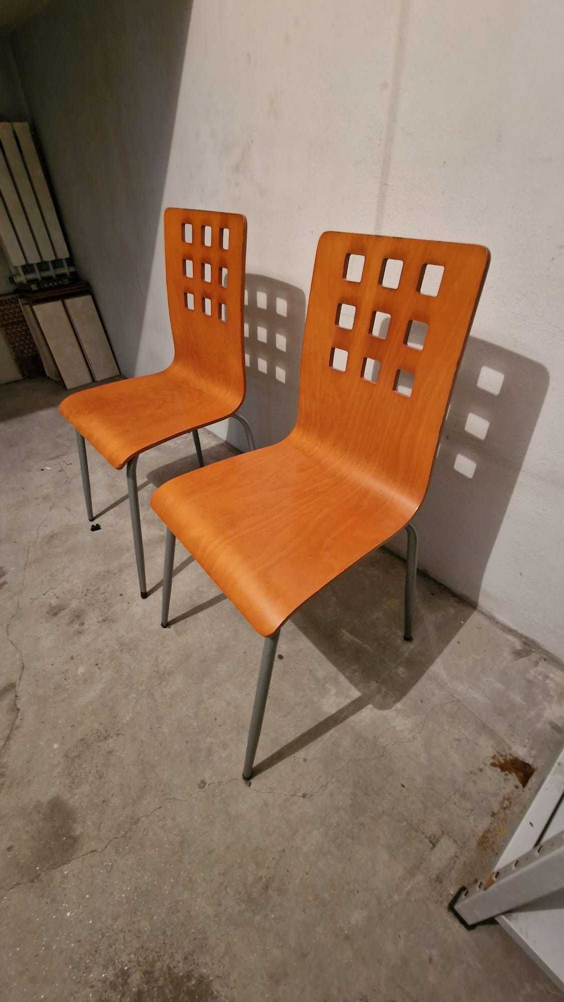 Cadeiras de cozinha em madeira