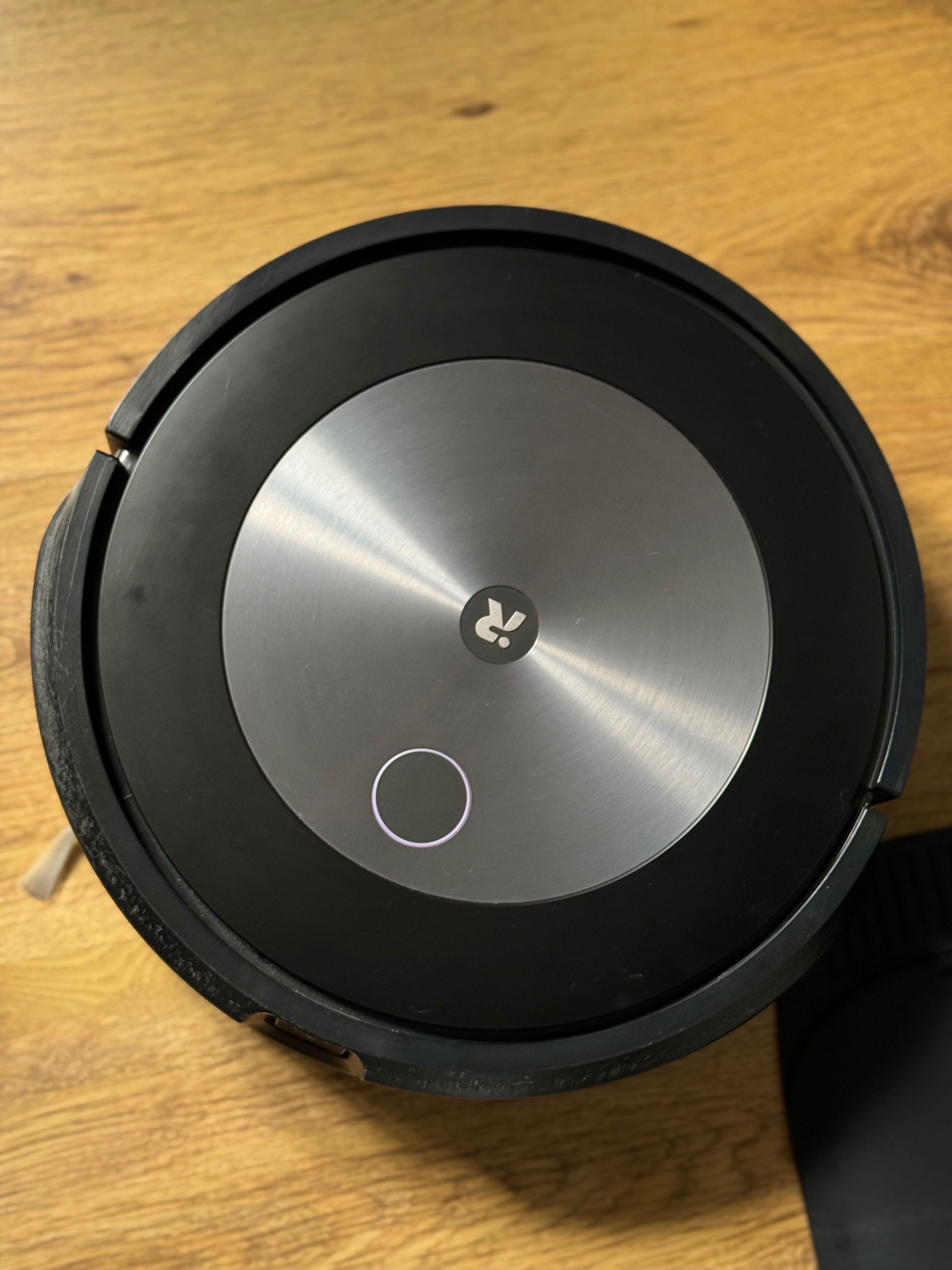 Робот пилосос iRobot Roomba j7+ (із базою самоочищення)
