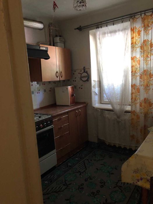 Продам дешево трехкомнатную квартиру в центре