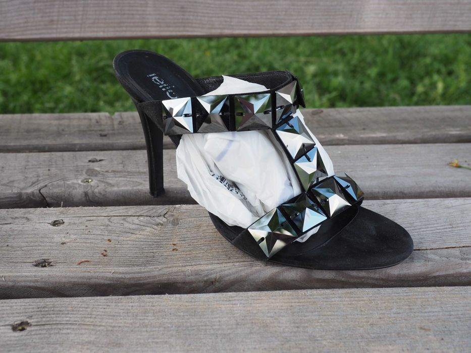 Жіночі босоніжки.