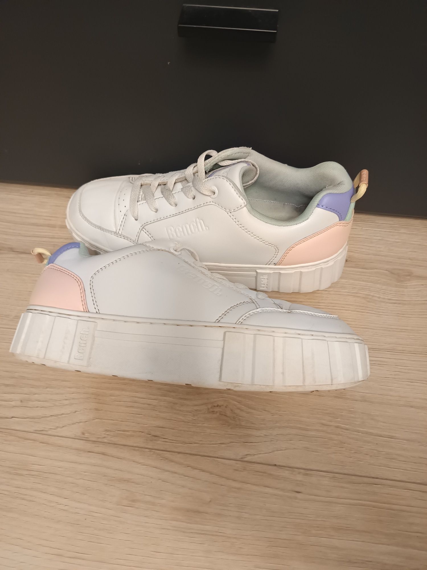 Buty sneakersy na platformie Bench
