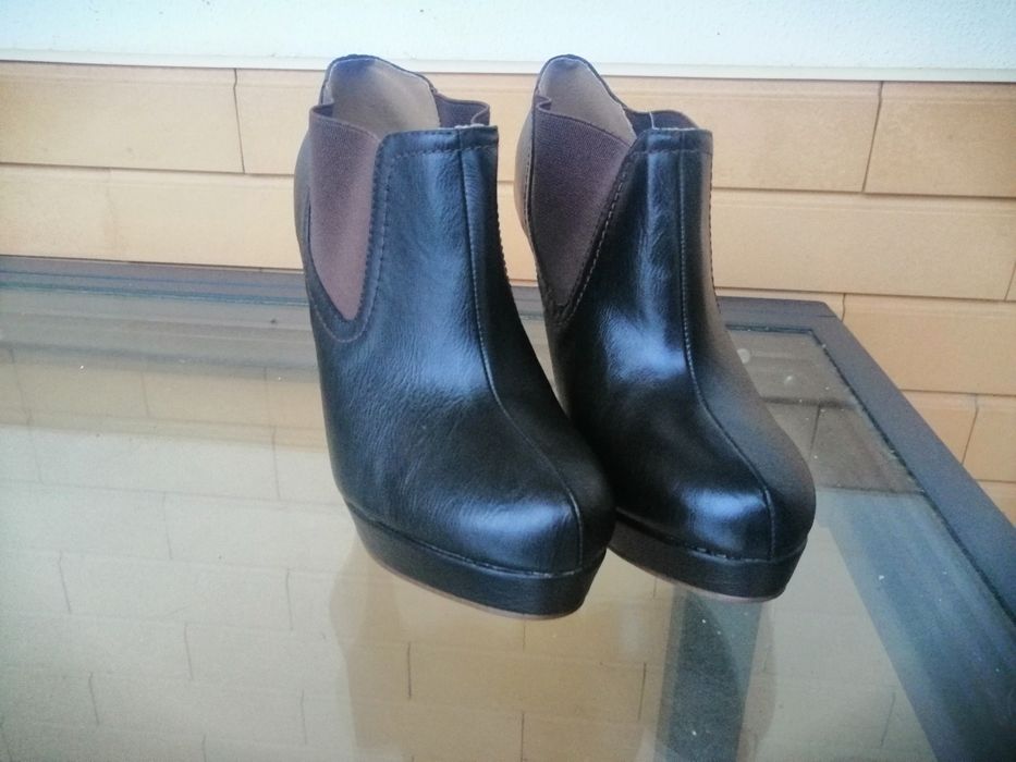 Botins castanhos em pele novos sem etiqueta