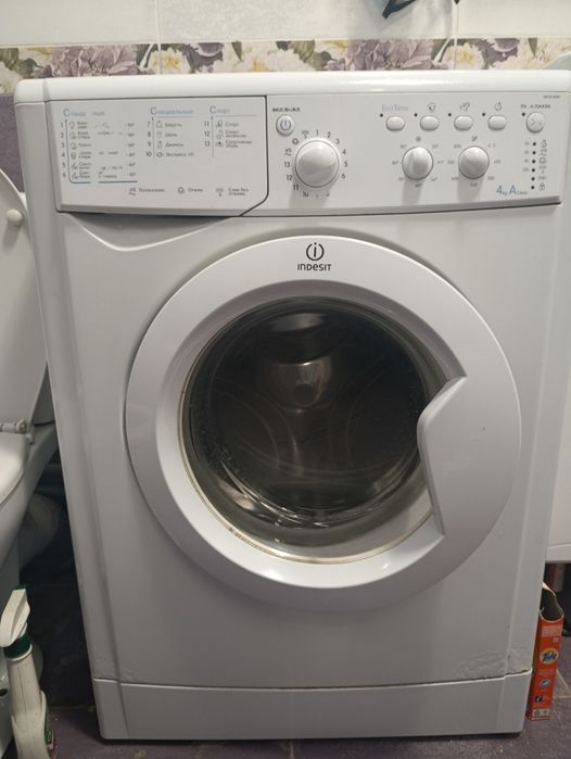 Продам узкую стиральную машину Indesit