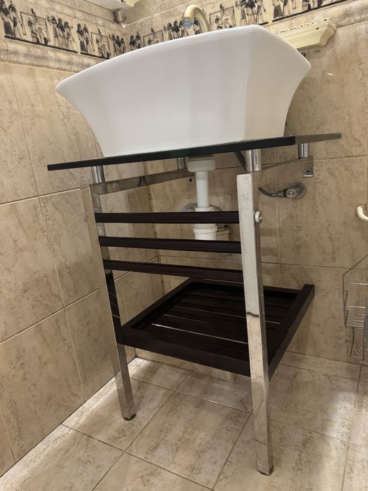 Поодажться кртуий столик з умивальником, краном та дзеркалом!Терміново