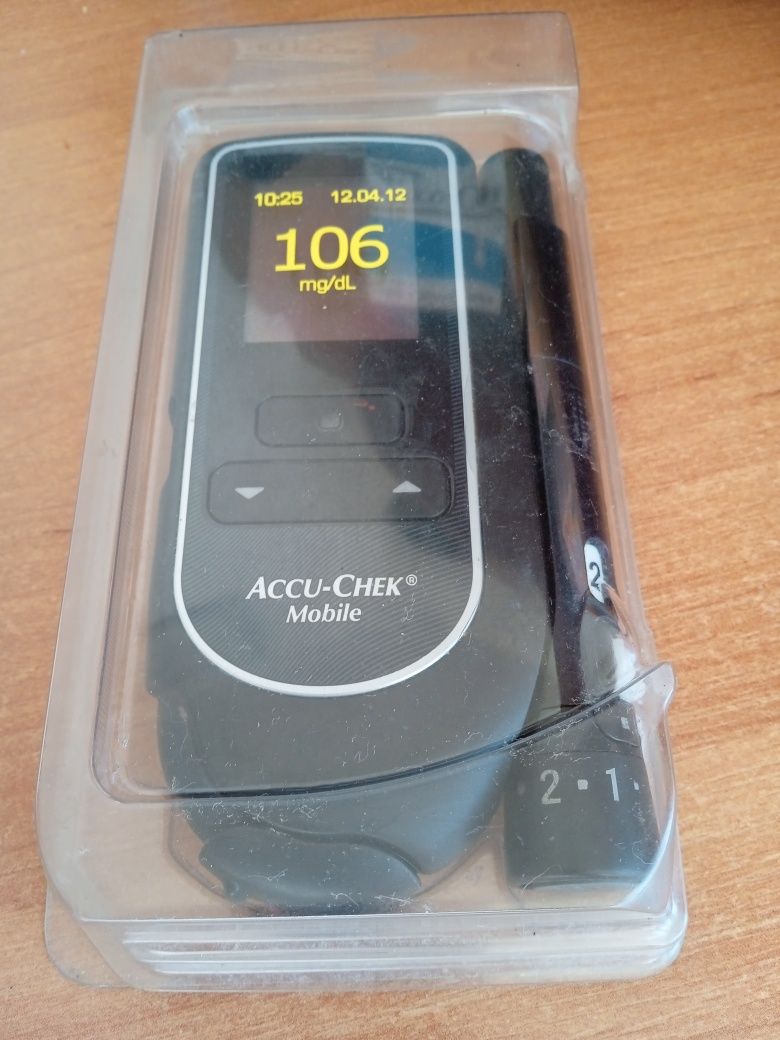 Accu-Chek глюкометр .