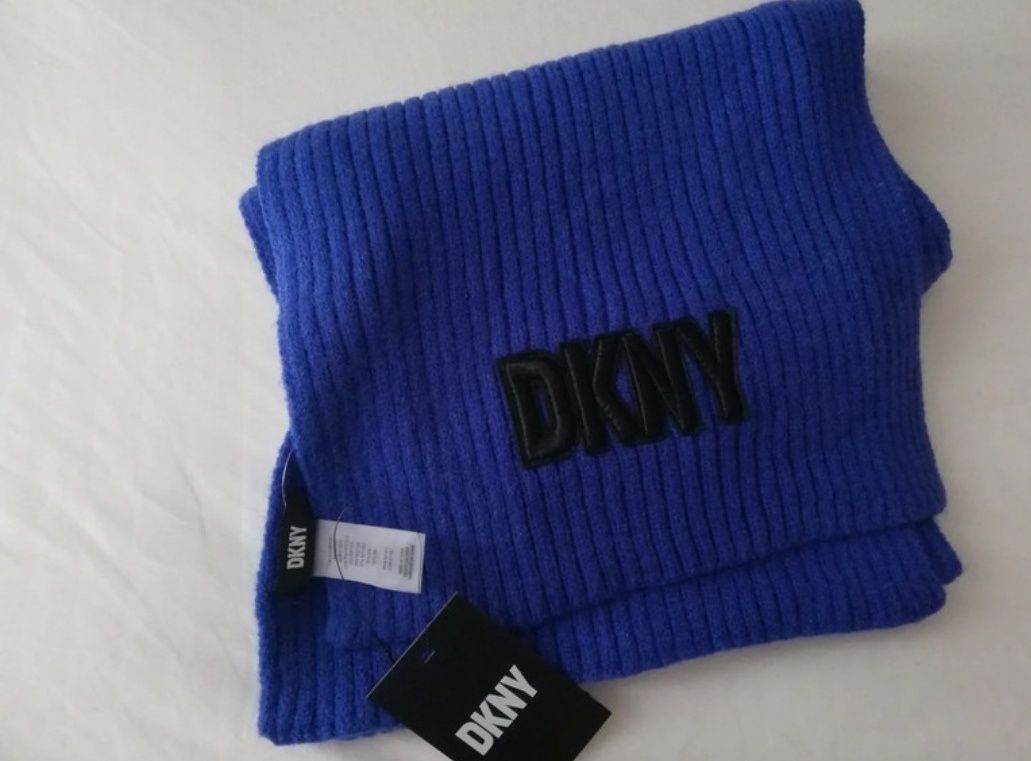 Szalik DKNY must have