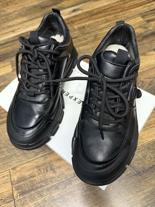 Шкіряні кросівки 38 розмір