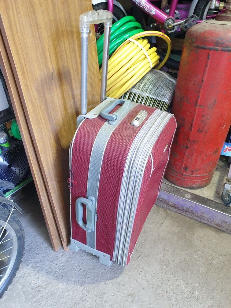 Продам чемодан дорожный на колесиках большой,валіза 70 см на 40 см
