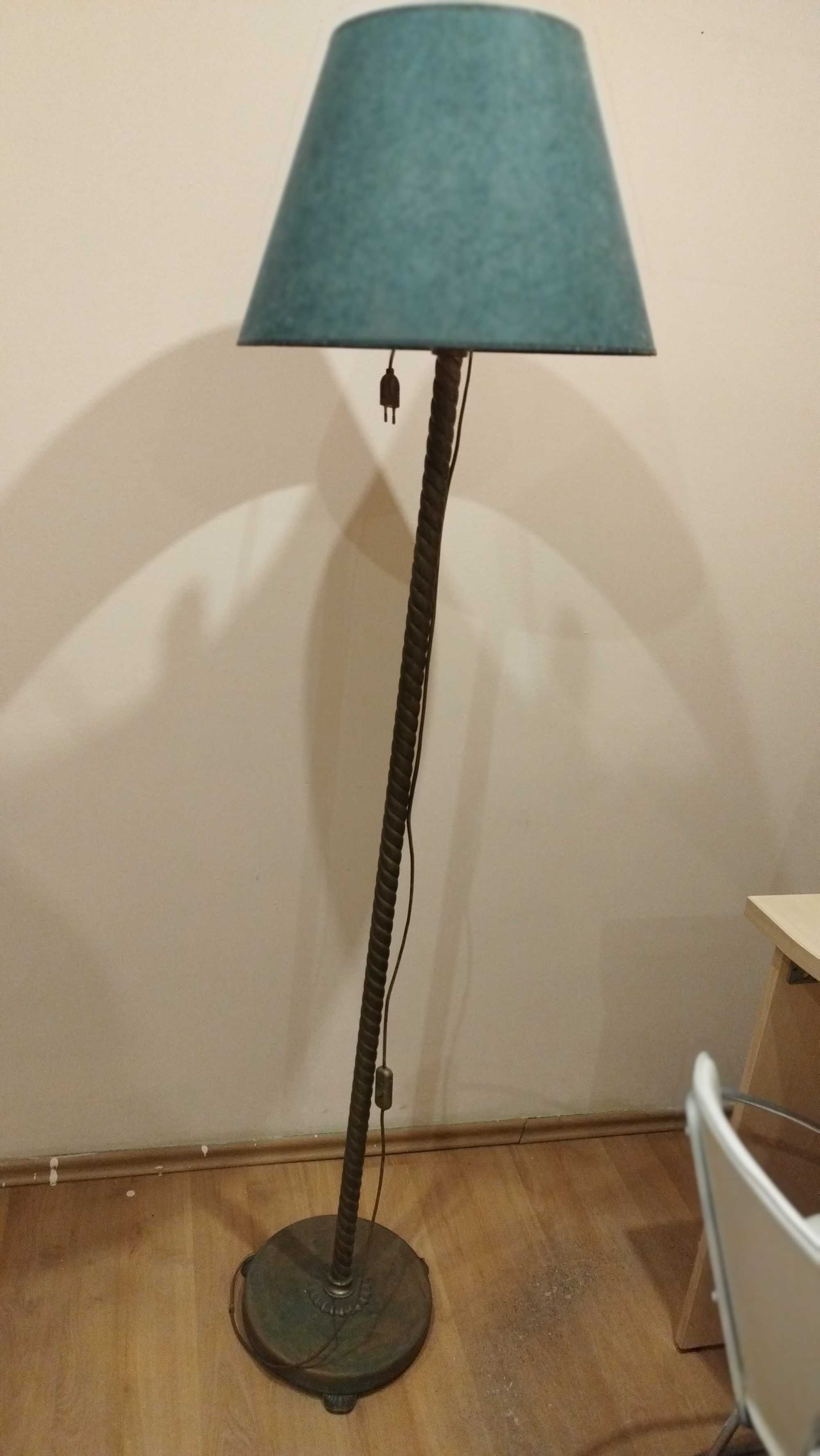 Kanapa w stylu kolonialnym plus stara lampa mosiężna