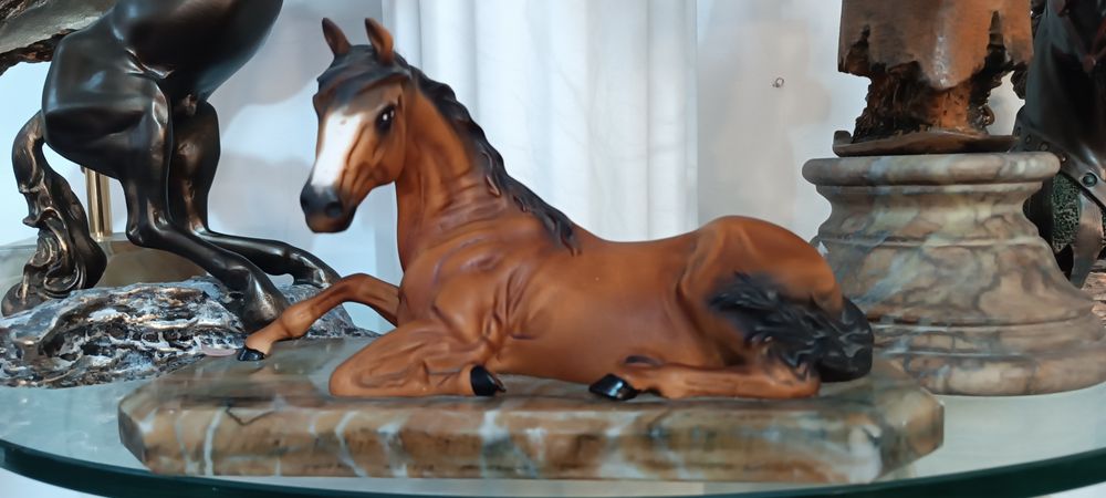 Estatueta cavalo deitado
