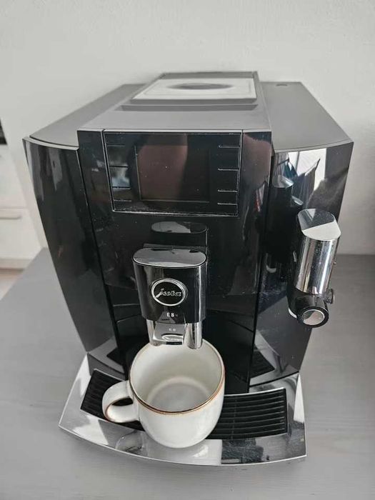 Ekspres ciśnieniowy Jura EB E8 w świetnym stanie bez kamienia