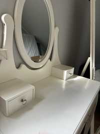Toaletka biała z lustrem w sobrym stanie