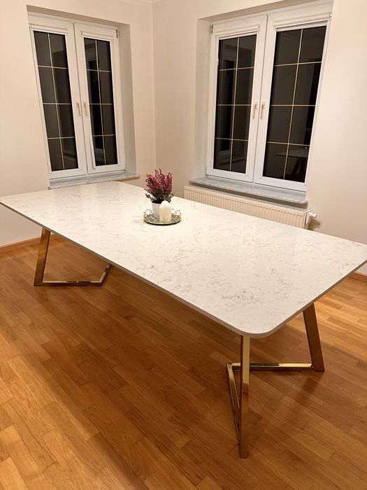 Stół ze spieku kwarcowego