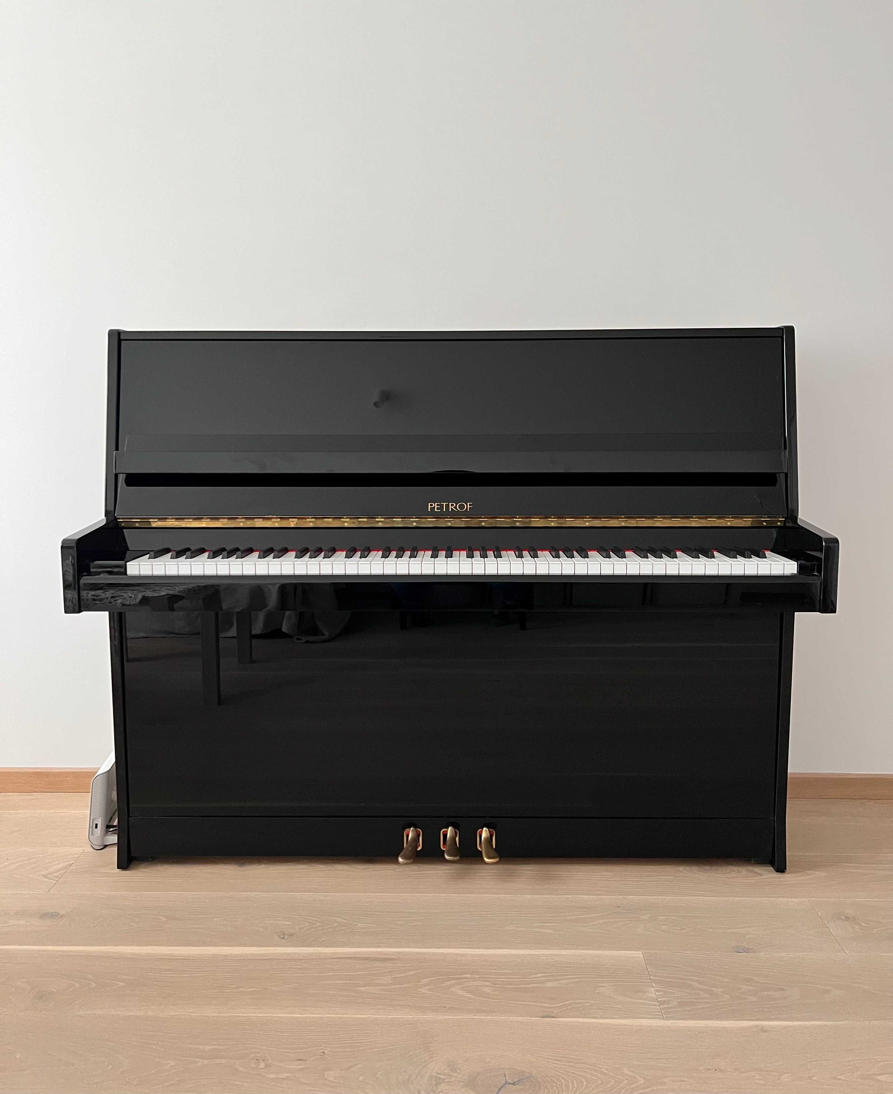 Pianino Petrof - czarne, z połyskiem, wysokość 118cm.