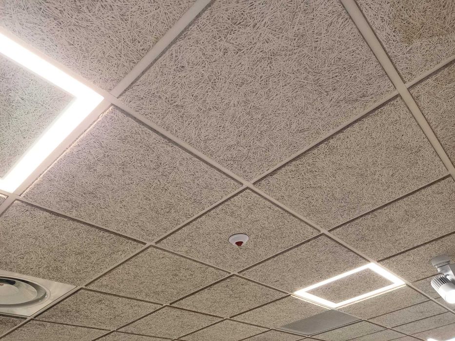 Sufit podwieszany kasetonowy modułowy Heradesign wióry drzewny Hera