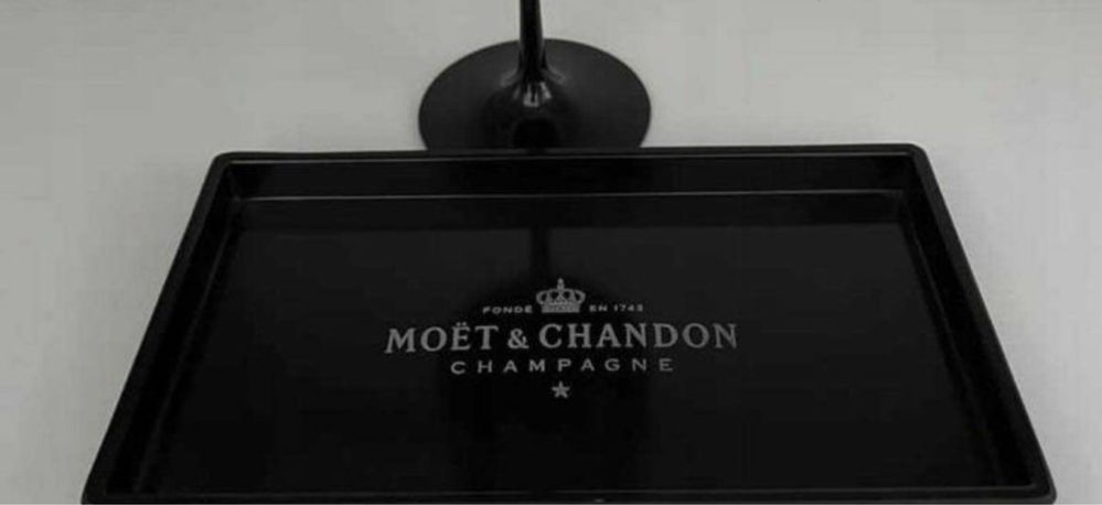 Czarna taca do kieliszkow moet chandon
