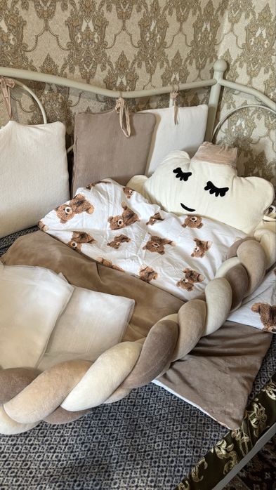 Комплект в дитяче ліжечко, бортики, коса, балдахін, подушка, покривало