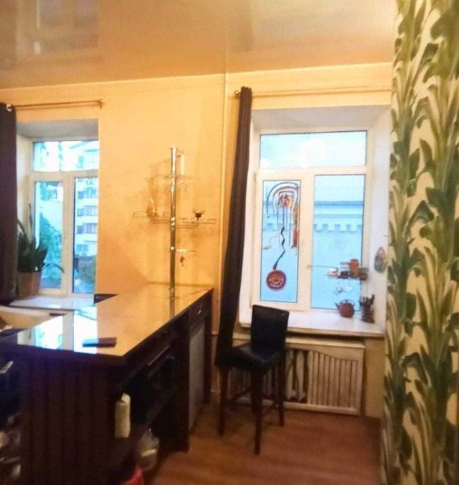 Подiл. метро Контрактова площа  8 хв. пішки. вул.Введенська 6