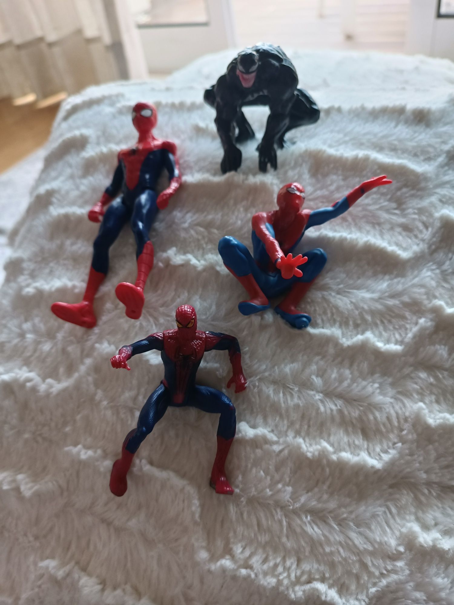Várias figuras de ação da Marvel