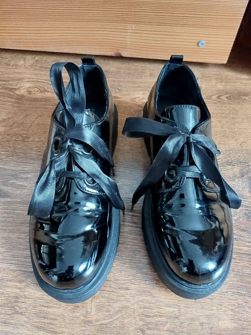 Lakierowane loafersy Reserved 37