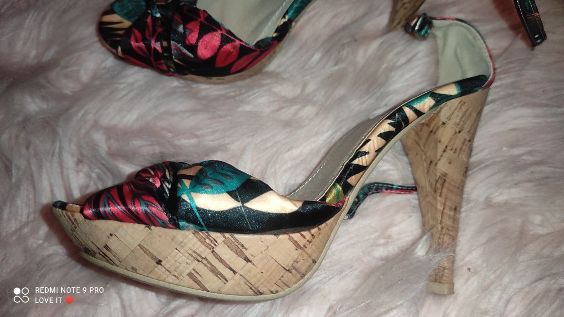 Vendo 2 pares sapatos 36 sem marca