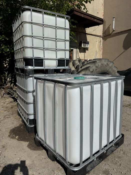 Єврокуб в металевому каркасі.