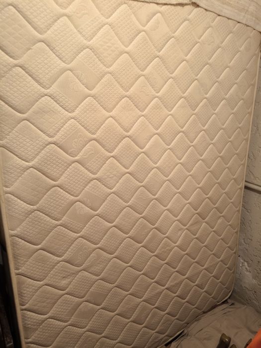 Cama com mesa cabeceira