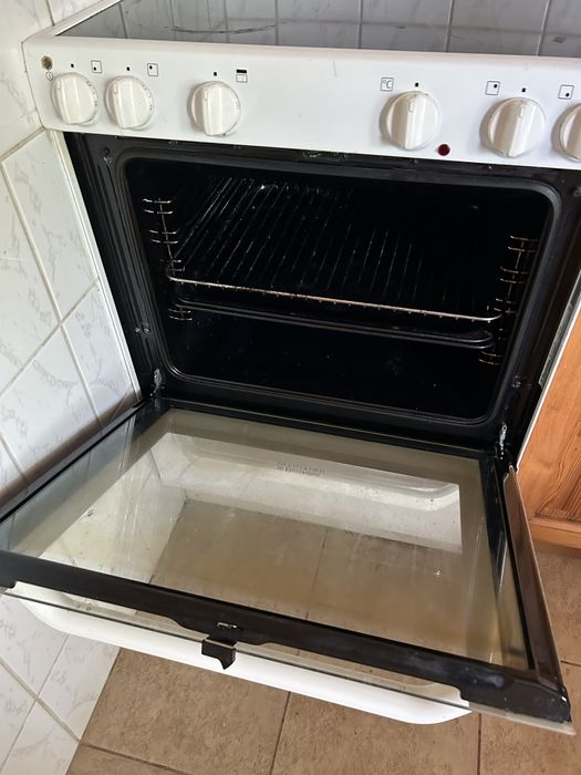 Kuchenka elektryczna z plytą ceramiczną