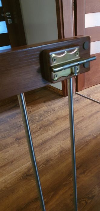 Bramka barierka zabezpieczającą na schody dla dzieci z litego drewna
