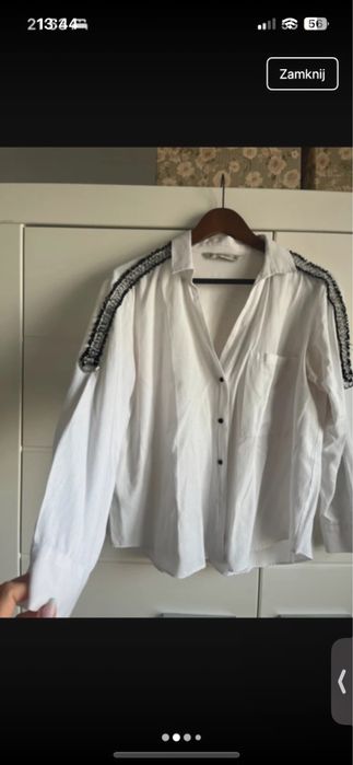 Biała koszula zara z podwijanymi rękawami