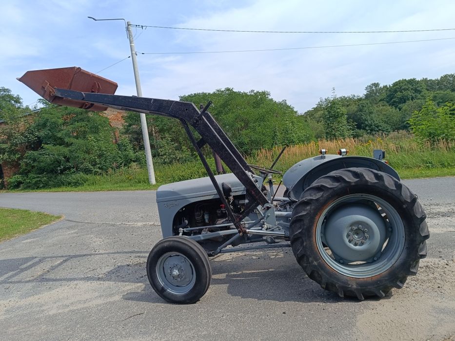 Traktor -Massey Ferguson tea 20 z turem.