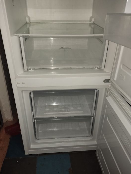 Продам холодильник INDESIT в отличном м состоянии..с документами