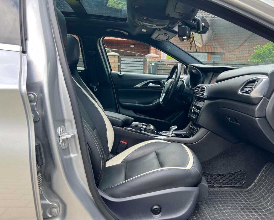 Infiniti QX30 2017 року