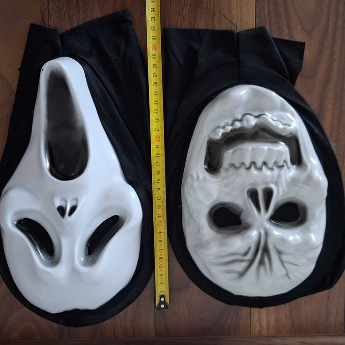 Zestaw maska Krzyk z kapturem plus akcesoria Halloween.