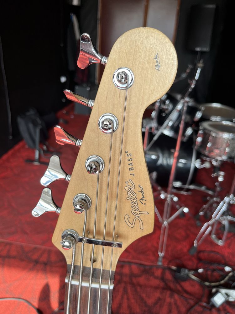 Squier Affinity Jazz Bass 5 strings