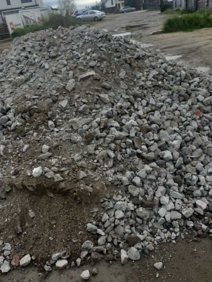 Czarnoziem, piasek, ziemia, miał granitowy, beton Rm, podbudowa, gruz
