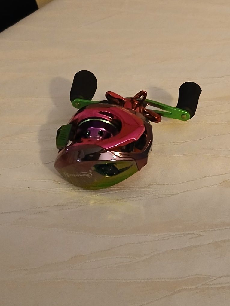 Carretilha e cana de pesca nova com cana de pesca nova