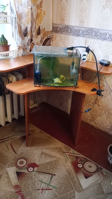 Продаю угловой компьютерный стол