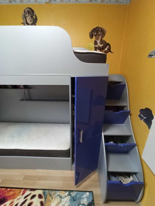 Двохярусне дитяче ліжко