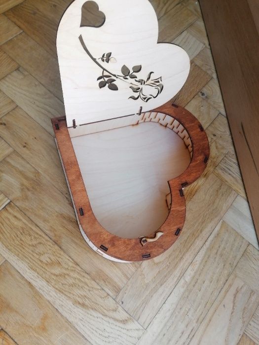 Pudełko z drewna w kształcie serca