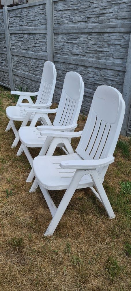 Krzesła ogrodowe 3 rozkładane jedno uszkodzone jak.na zdjecii