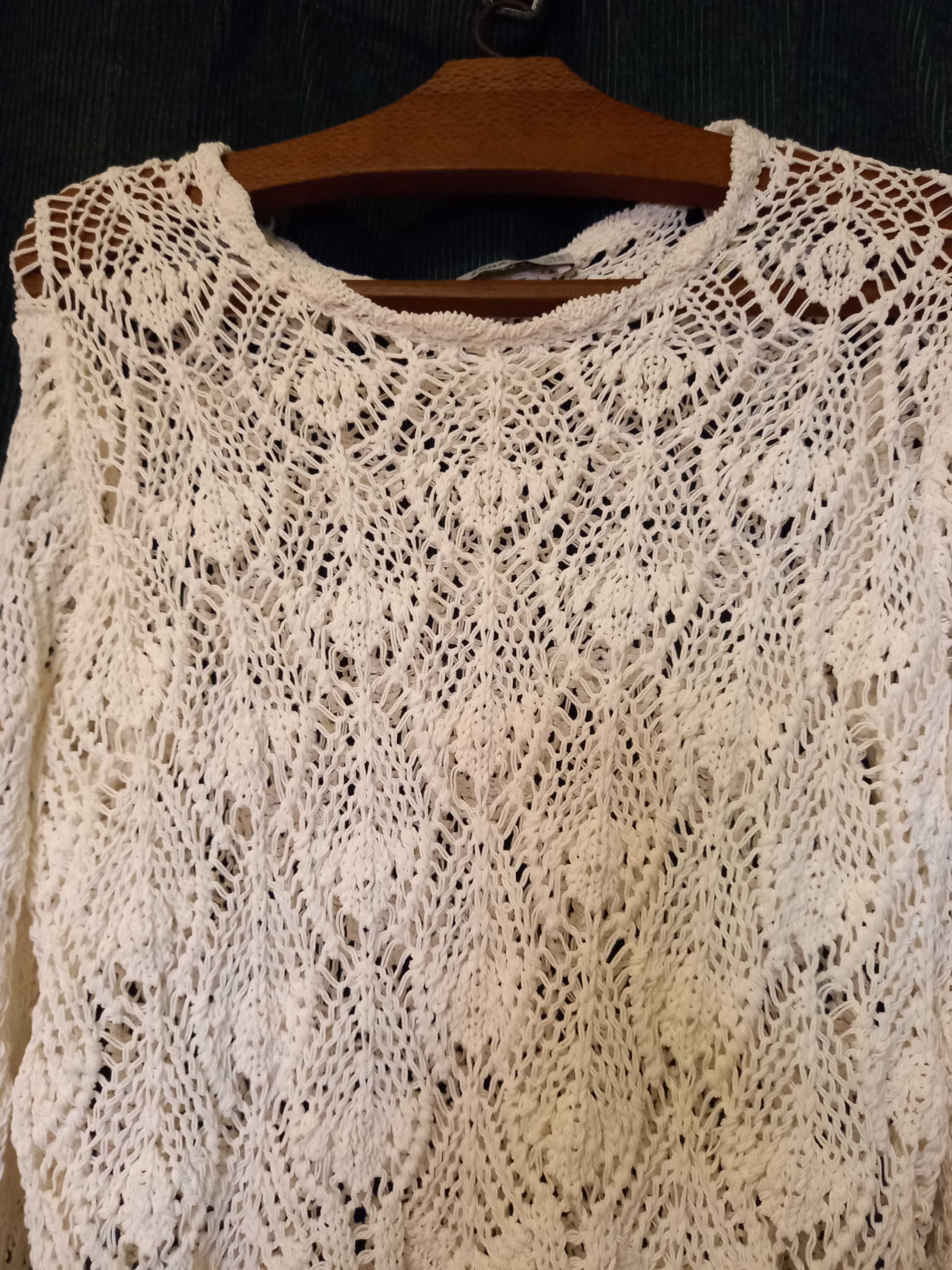 Camisola/ sweater de crochet em cru rendilhada