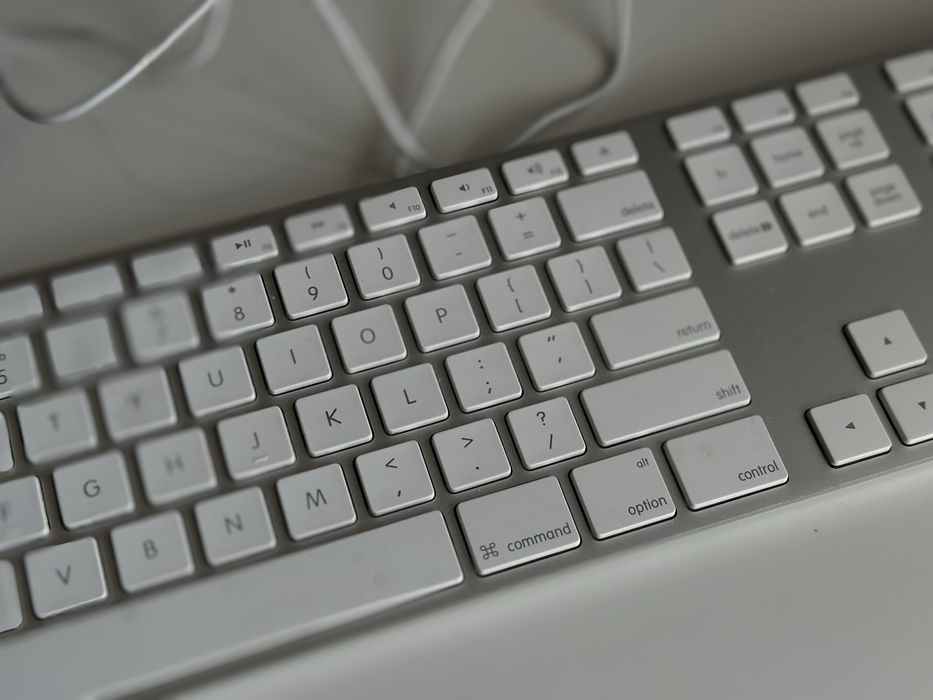 Клавіатура Apple A1243 б/в + наклейки українською