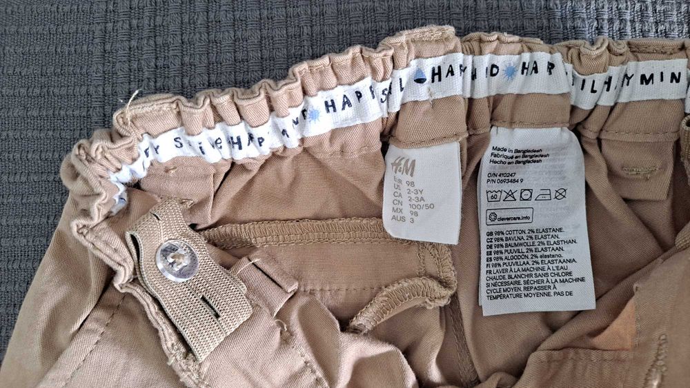 Calça chino bege com bolso faca e elástico na cintura