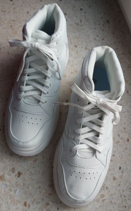 Białe buty typu Sneakersy