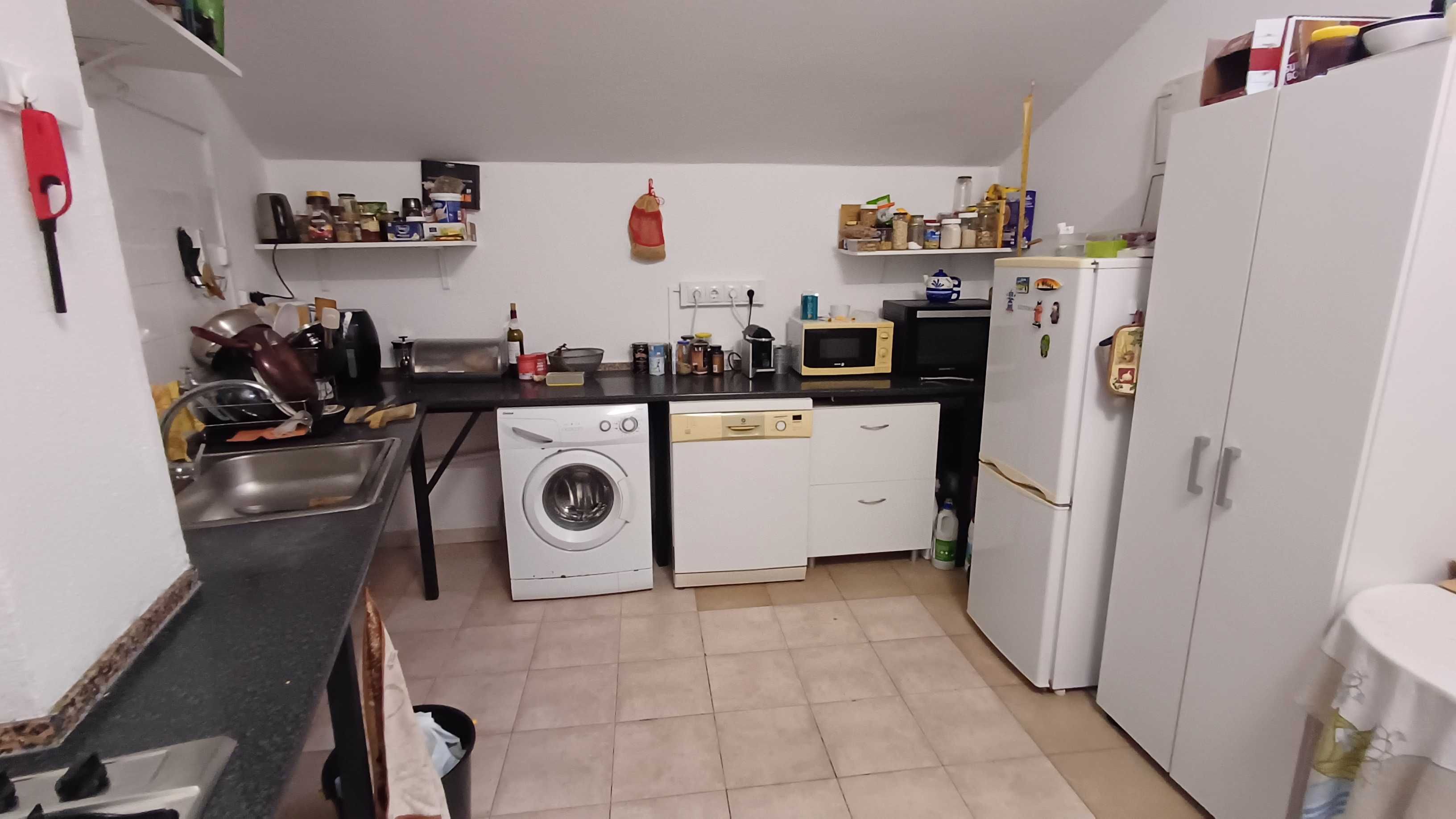 Quarto para arrendar no centro do Monte da Caparica