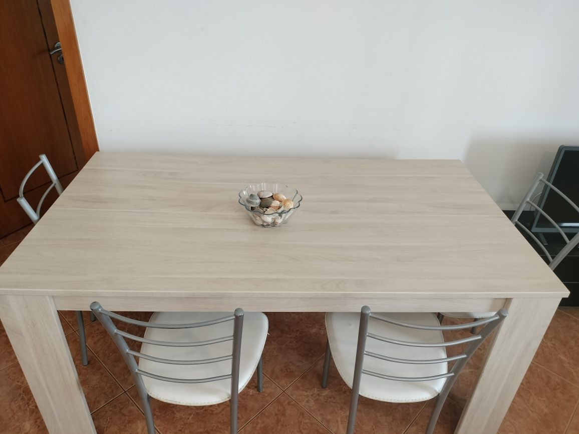 Mesa de sala  com 4 cadeiras