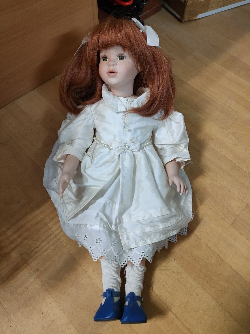Duża porcelanowa siedząca lalka