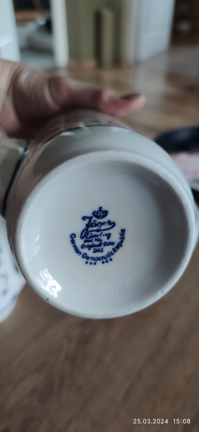 Zestaw dwóch porcelanowych dzbankow słomkowych firmy Jager saks