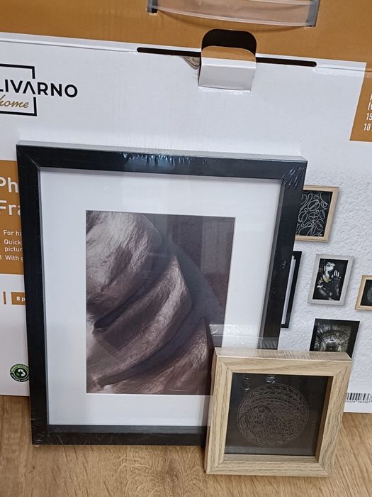 Zestaw 8 ramek w 3 kolorach.